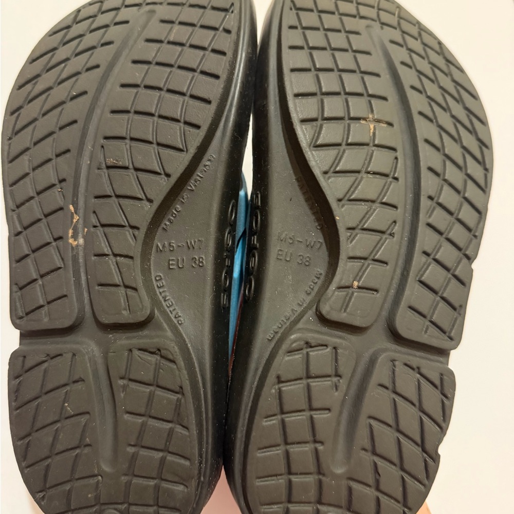 OOFOS blue and black sandal. - Picture 4 of 6